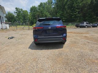 2022 Toyota Highlander XLE - Exterior Rear Center Image